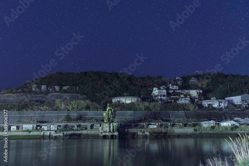 池島炭鉱跡「選炭工場と星空」 © Kinapi