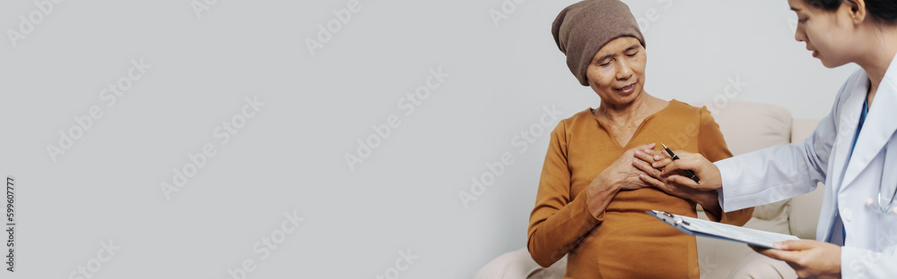 Elderly Asian female patients with cancer specialists meet by appointment to receive treatment advice for breast, cervical, lung cancer. Elderly Asian female patients with cancer specialists meet by appointment to receive treatment advice for breast, cervical, lung cancer.