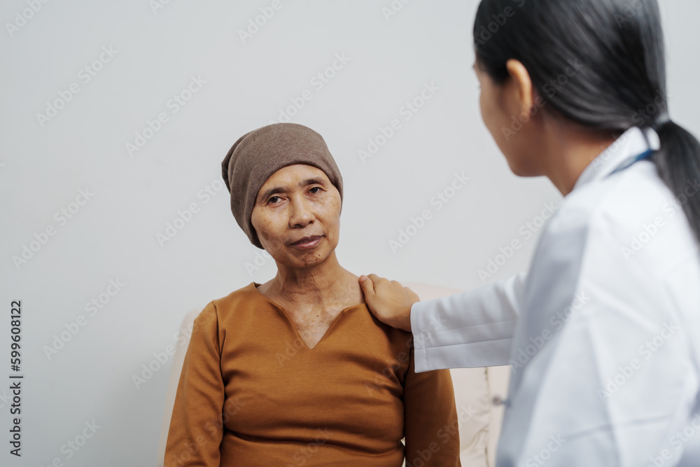 Elderly Asian female patients with cancer specialists meet by appointment to receive treatment advice for breast, cervical, lung cancer. Elderly Asian female patients with cancer specialists meet by appointment to receive treatment advice for breast, cervical, lung cancer.