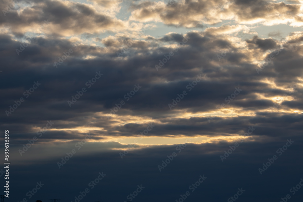 Obraz premium Sky replacement dramatic gray clouds lined with orange 