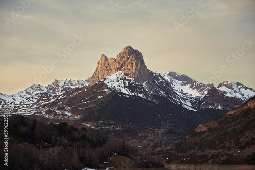 Pico Foratata al atardecer en invierno parcialmente cubierto por nieve. Pirineos aragoneses