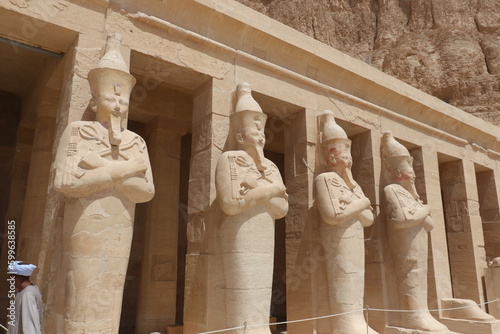 Templo con estatuas Egipto photo