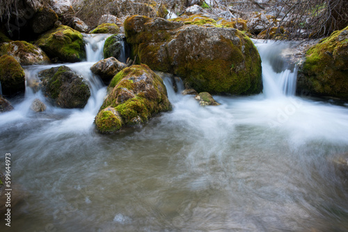 splendide lunghe esposizioni dell'acqua in questo torrente di montagna con sassi coperti di bel muschio verde, torrente nelle dolomiti photo