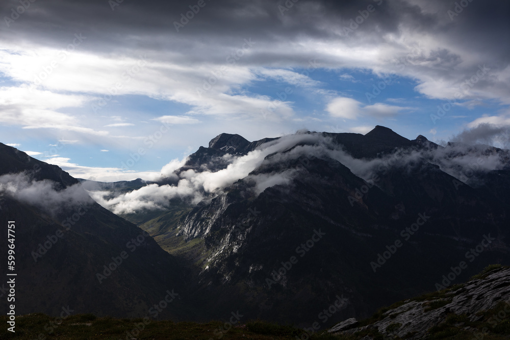Panorámica de montañas con niebla en el pirineo aragonés.