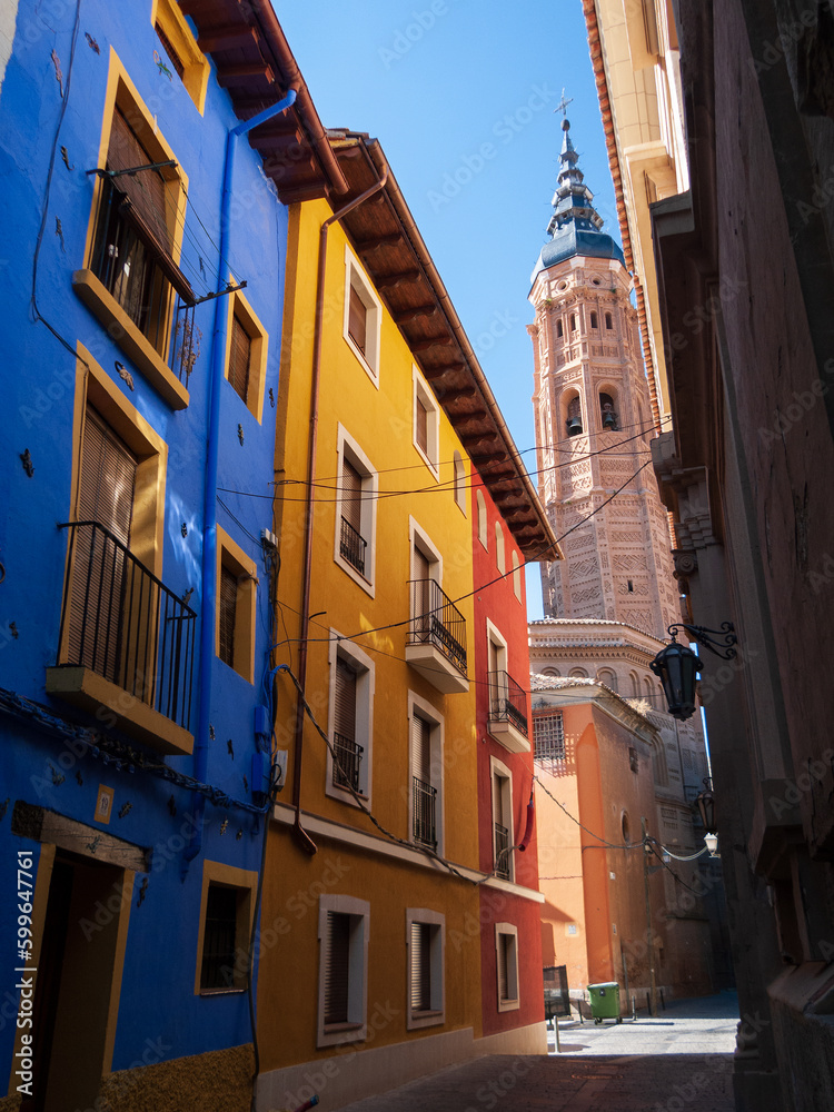 Vista de una colorida calle con una torre mudéjar al fondo en Calatayud, Zaragoza, Aragón, España.