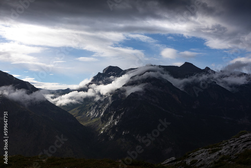 Panorámica de montañas con niebla en el pirineo aragonés. © time and light