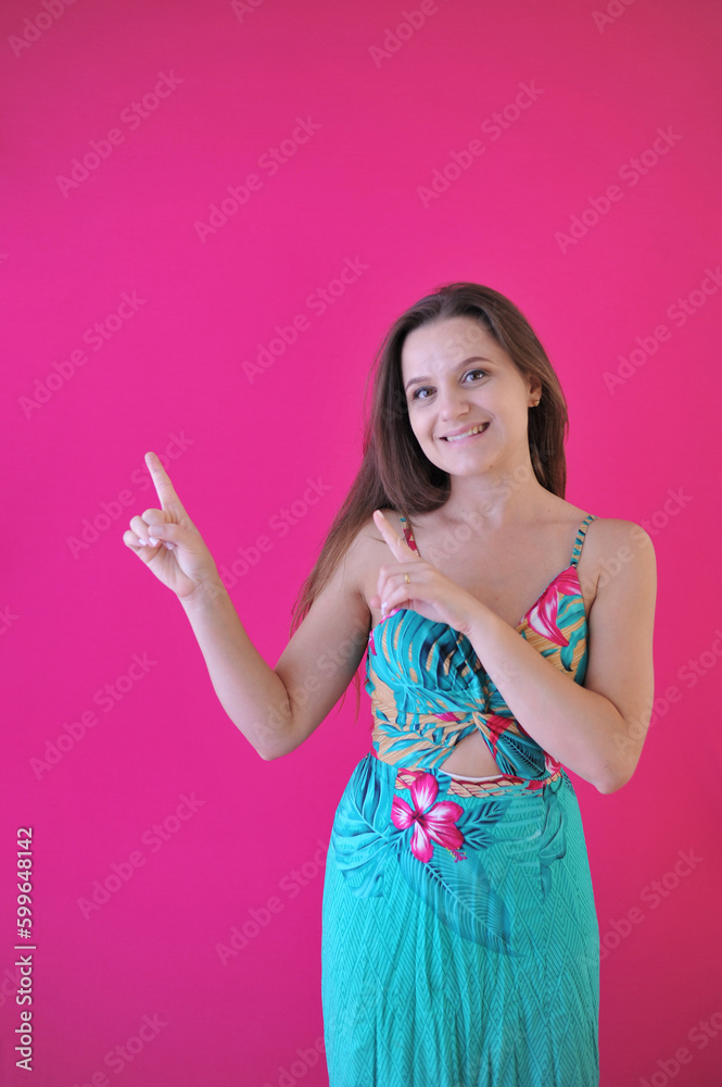bela mulher apontando as mãos bela mulher apontando as mãos