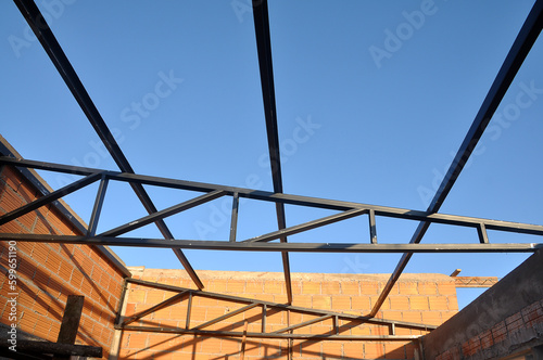 estrutura metalica de ferro para cobertura de construção em andamento  photo