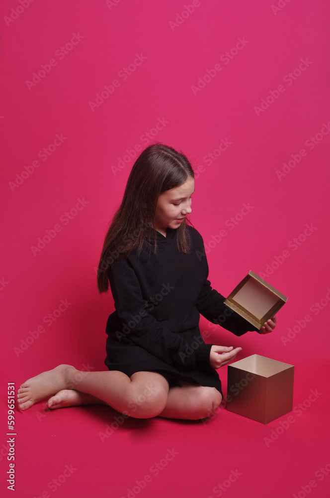 menina feliz com caixa de presente menina feliz com caixa de presente