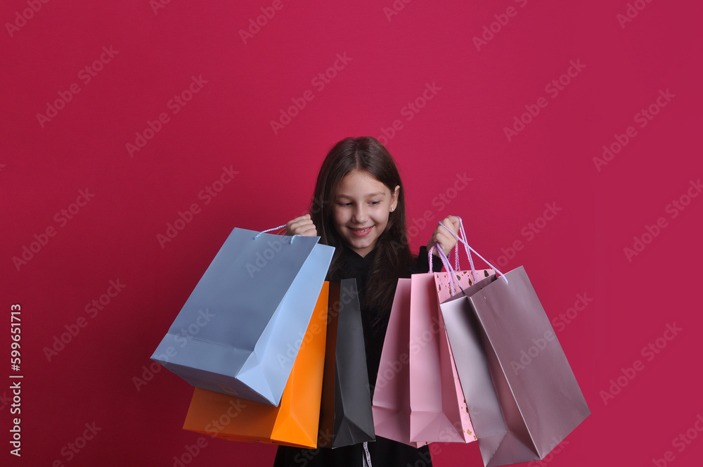 criança menina feliz com  as sacolas de compras e  presentes