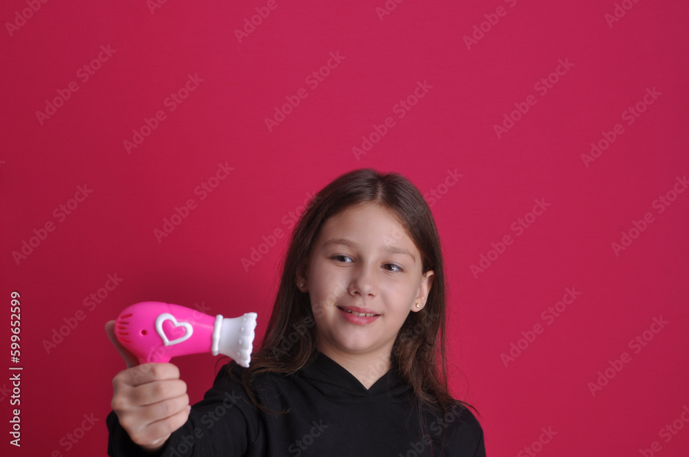 menina secando o cabelo com secador de brinquedo menina secando o cabelo com secador de brinquedo