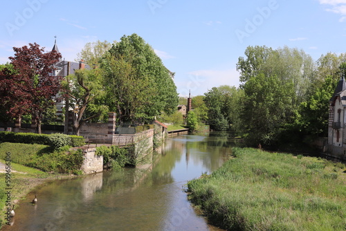 La rivière le Loing dans la ville, ville de Montargis, département du Loiret, France