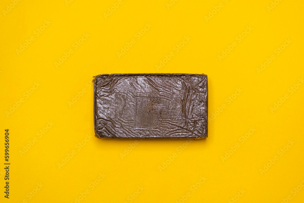 Chemdawg filtered hash. Medical marijuana extraction super dry hashish high quality cannabis pollen on a yellow background. - obrazy, fototapety, plakaty 