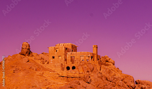 Foto imagen del castillo Huanillo en la playa con fondo violeta