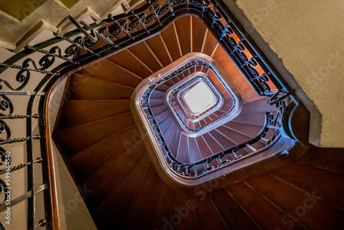 Montée d'escaliers dans un immeuble ancien de Porto