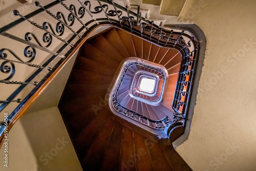 Montée d'escaliers dans un immeuble ancien de Porto
