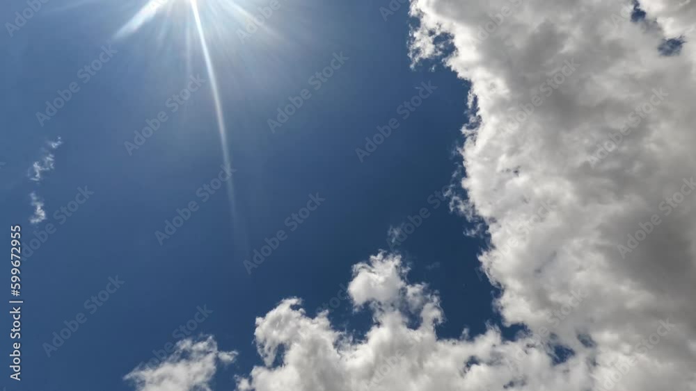 Wolken ziehen bei Sonnenschein im Zeitraffer vorbei