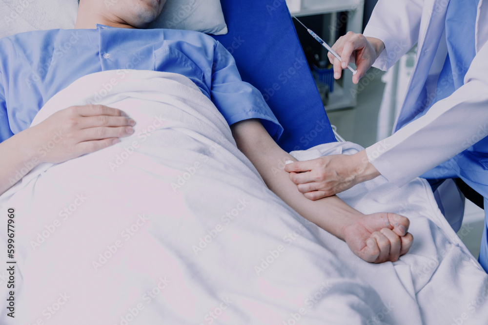 Obraz premium Doctor telling to patient woman the results of her medical tests. Doctor showing medical records to cancer patient in hospital ward. Senior doctor explaint the side effects of the intervention.