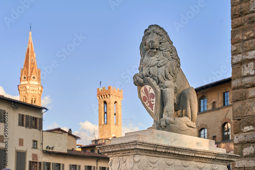 Photo Marzocco lion protecting the giglio symbol of Florence on Piazza della Signoria