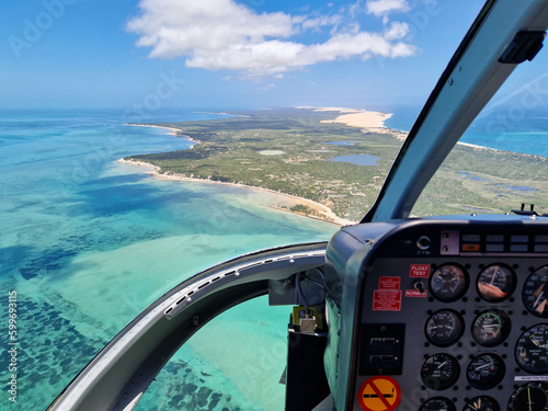 Flug mit einem Hubschrauber von der Ilha de Benguerra zur Bazaruto Insel vor der Küste von Mosambik, dabei Ausblick auf den weitläufigen Strand und dem Meer