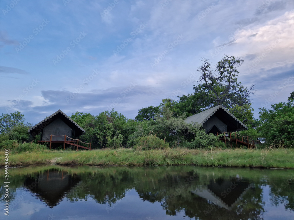Ein tented Camp (Zeltcamp) in Mitten der Seen und Flüsse des Okavango Delta in Botswana, Afrika