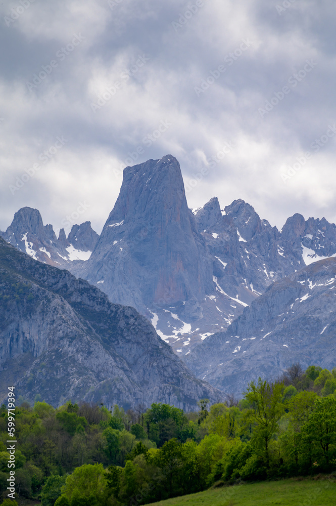 Obraz premium View on Naranjo de Bulnes or Picu Urriellu, limestone peak dating from Paleozoic Era, located in Macizo Central region of Picos de Europa, mountain range in Asturias, Spain