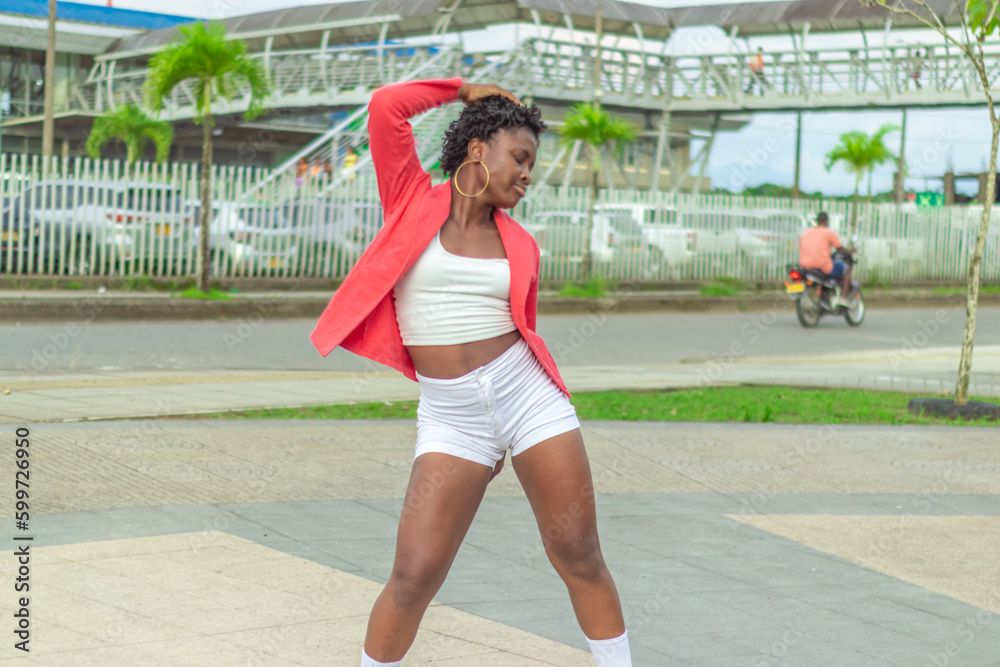 Joven afro baila al estilo urbano en el centro de la ciudad