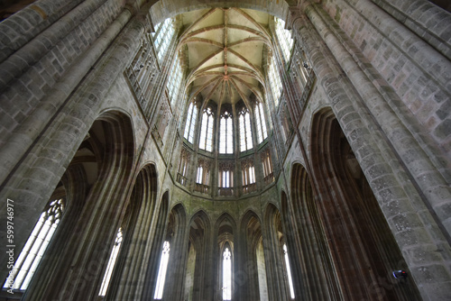モンサンミッシェル修道院付属教会の美しい天井と天窓