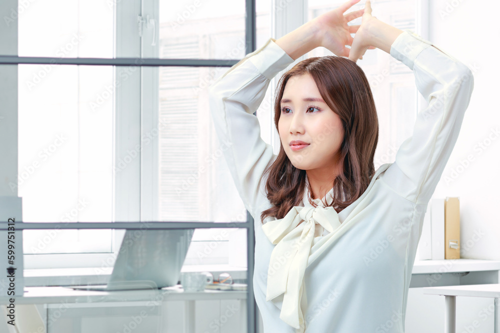 	オフィスでストレッチをする若い女性