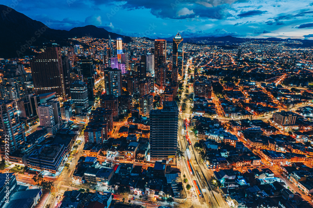 Fototapeta premium Paisaje urbano nocturno de la ciudad de Bogotá, capital del pais Latinoamericano: Colombia. 