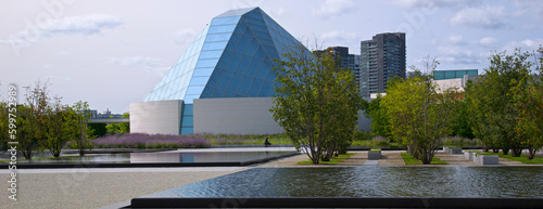 Web Banner - The exterior of the contemporary building with a water fountain © Elton