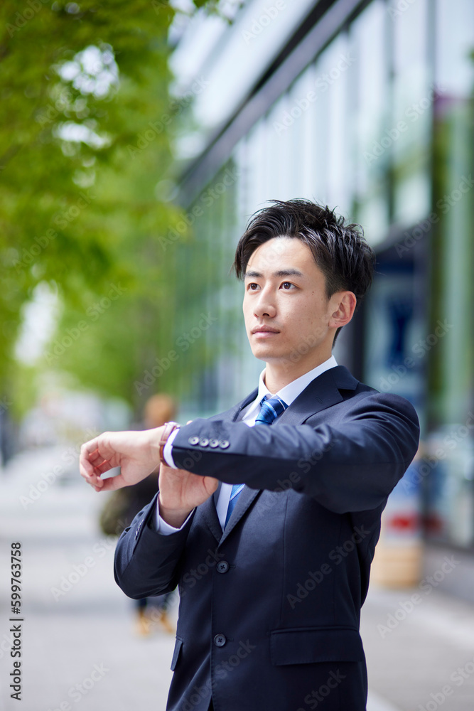 20代日本人ビジネスマンが仕事をしている春のイメージ