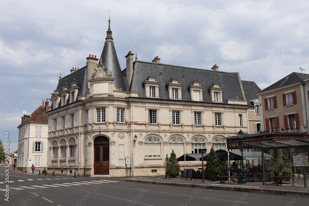 Bâtiment typique, vu de l'extérieur, ville de Montargis, département du Loiret, France