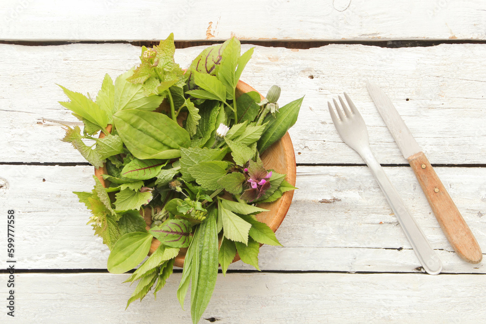 Wildkräuter Salat Schale Tisch Brett Kräuter essbare Blüten essen Wild Wildkräuter Salat Schale Tisch Brett Kräuter essbare Blüten essen Wild