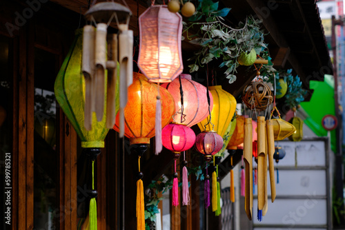 軒下を飾る色とりどりの行燈
Colorful Lanterns Adorning the Eaves