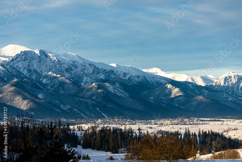 Fototapeta Naklejka Na Ścianę i Meble -  Wioska na tle zimowych gór