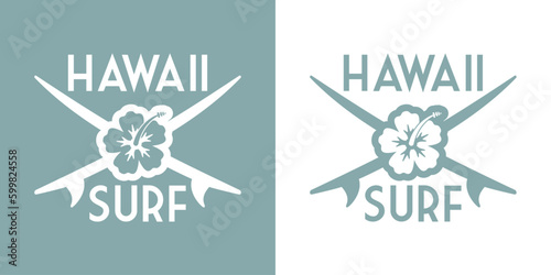 Logo club de surf. Palabra Hawaii Surf con letras estilo hawaiano con silueta de tablas de surf cruzadas y flor de hibisco