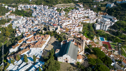 vista del bonito pueblo blanco de Casares en la provincia de Málaga, España © Antonio ciero