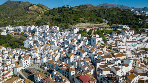 vista del bonito pueblo blanco de Casares en la provincia de Málaga, España © Antonio ciero