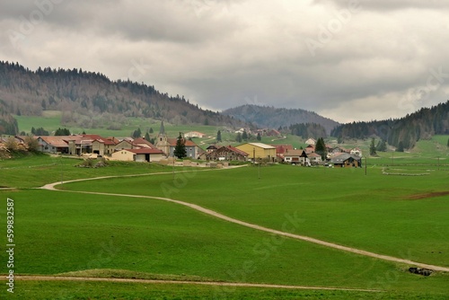 Fotografie Village de montagne dans le Haut-Jura.