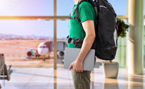 Foto Close up of digital nomad man traveling the world working with his laptop at air