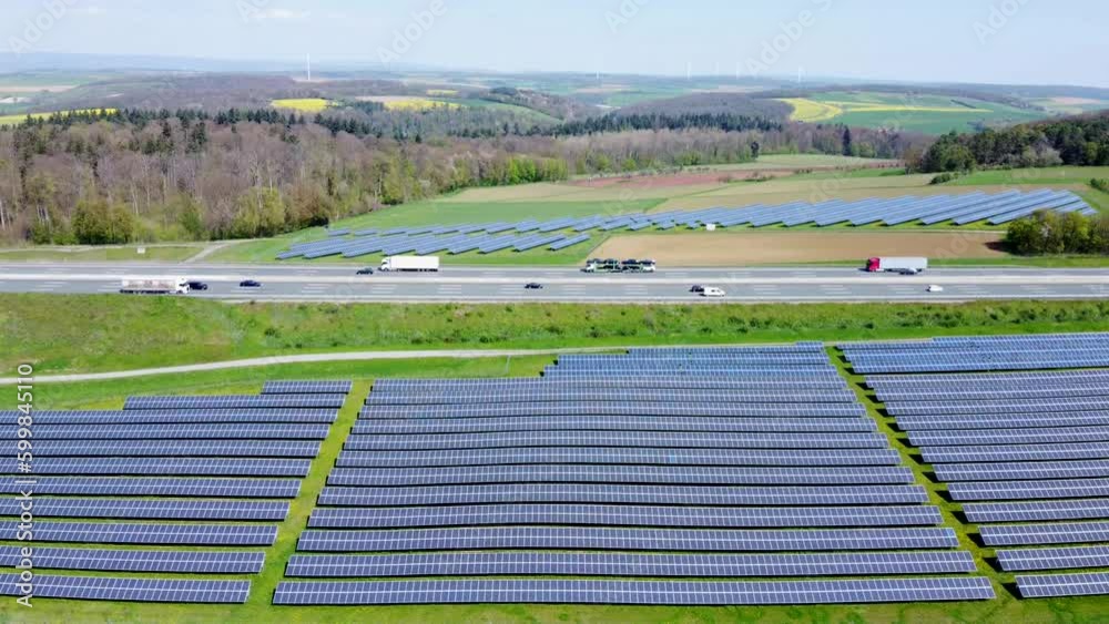 Großer Solarpark mit Fotovoltaikmodulen entlang der Autobahn A 3, Luftaufnahme