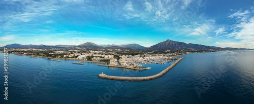 vista de puerto Banús en un bonito día azul de costa de Marbella, España