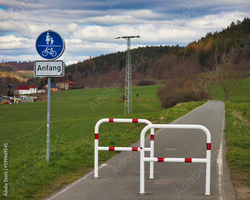 Verkehrsschild, Schild Radweg und Gehweg mit Zusatzschild Anfang, Saalburg, Thüringen, Deutschland	 photo