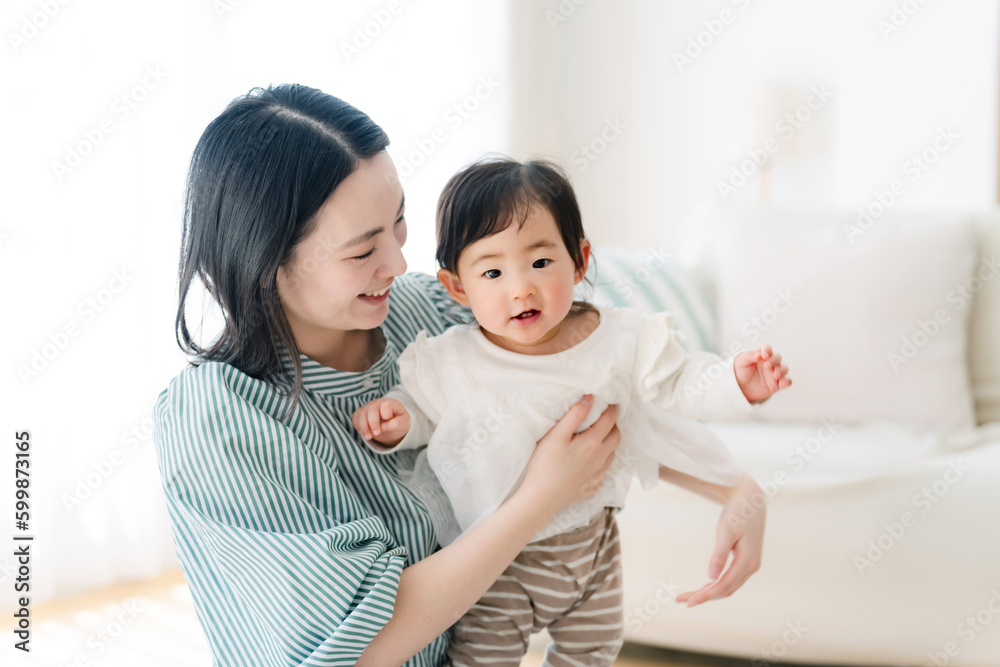 部屋でくつろぐ赤ちゃんとママ 部屋でくつろぐ赤ちゃんとママ