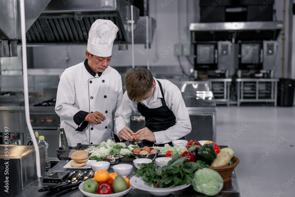Teenagers learn from expert chefs at culinary school to prepare ingredients and create a variety of tasty meals. A practical activity connected their senses of taste and smell is making hamburgers. Teenagers learn from expert chefs at culinary school to prepare ingredients and create a variety of tasty meals. A practical activity connected their senses of taste and smell is making hamburgers.
