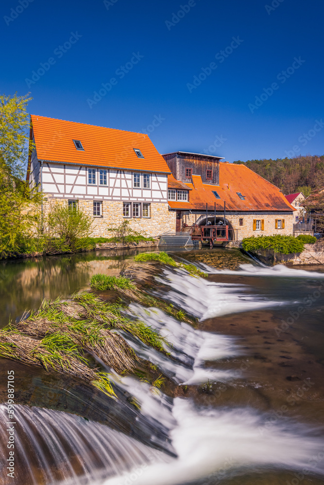 Obraz premium Wassermühle in Buchfart am Fluss Ilm in der Nähe von Weimar