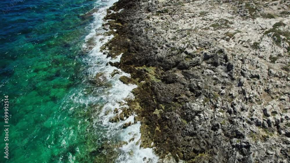 Drohnenaufnahme von einer Steinküste in Kroatien Drohnenaufnahme von einer Steinküste in Kroatien