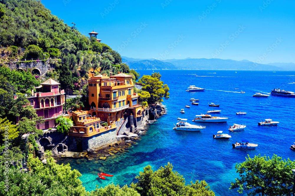 Luxurious seaside villas of Portofino, Italy. Scenic cove with boats in the Mediterranean Sea. - obrazy, fototapety, plakaty 