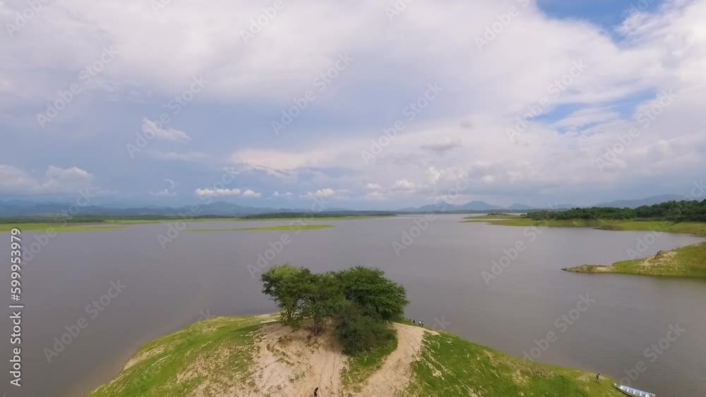 Lago con isla en medio y pescadores sobre ella Lago con isla en medio y pescadores sobre ella